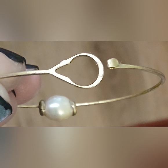 Uncommon James Gold Bracelet with Axyoa White Pearl - Picture 4 of 4